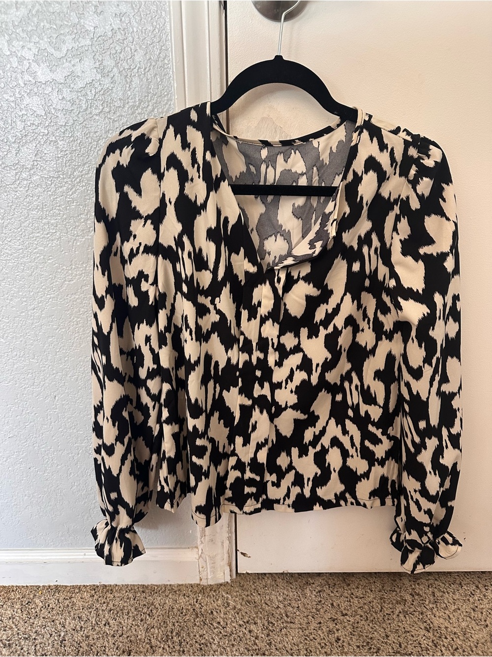SHEIN Black and Cream Abstract Print V-Neck Blouse
